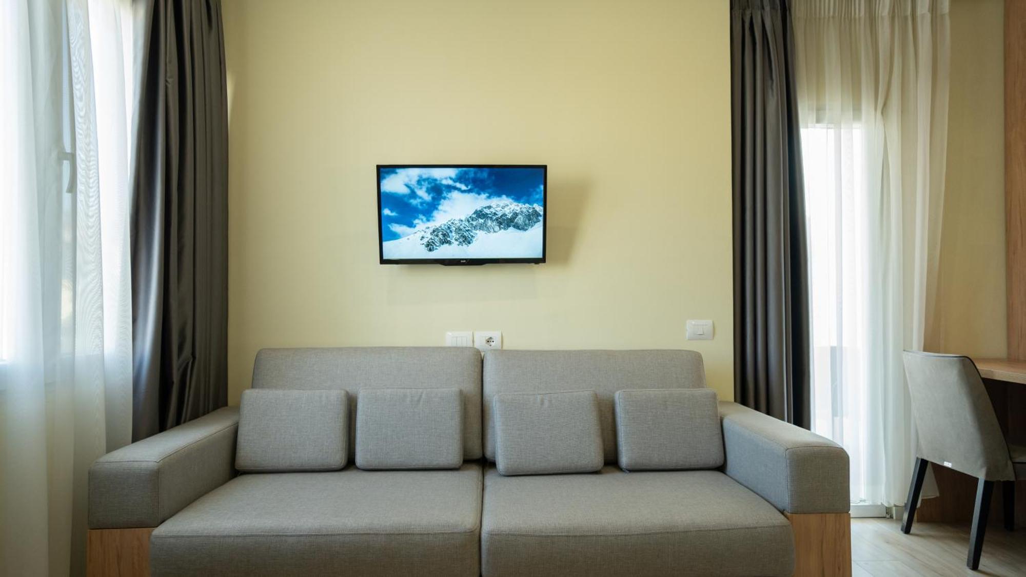 F&M Hotel 2 Tirana Extérieur photo